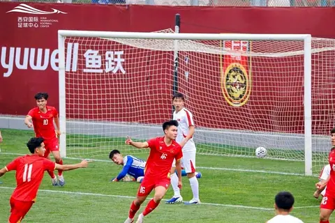 Pha tranh chap bong bong giua U23 Viet Nam va U23 Trung Quoc