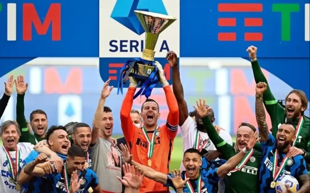  Cầu thủ Inter Milan ăn mừng sau một chiến thắng quan trọng tại Serie A. 