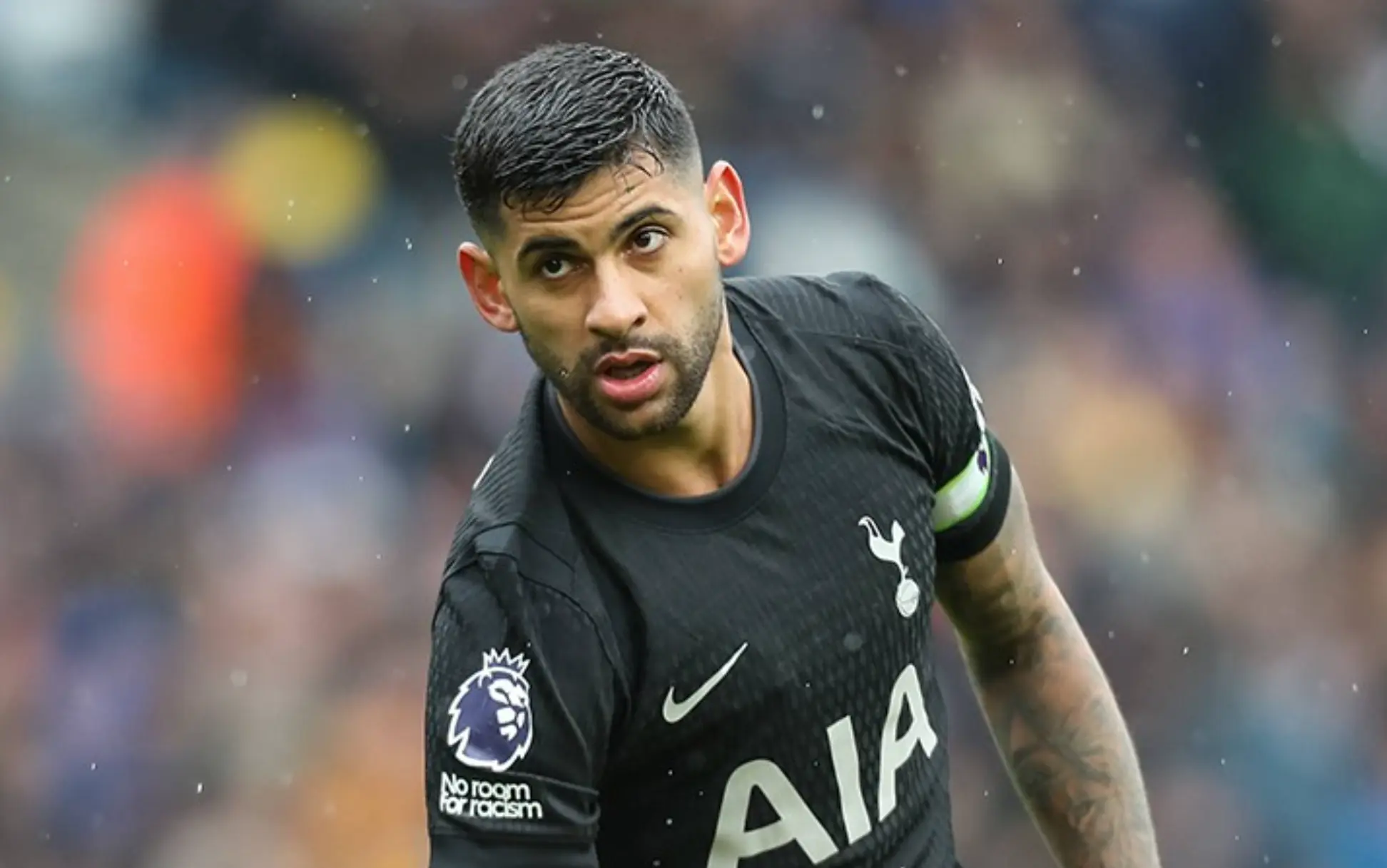 Anthony Gordon thi đấu trong màu áo Newcastle ở một trận Ngoại hạng Anh